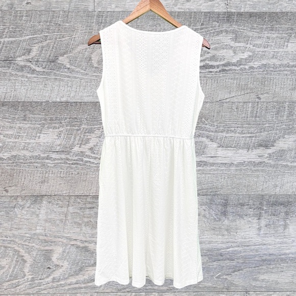 Elegant White Sleeveless Dress - Picture 2 of 3